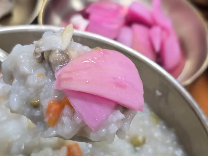 바지락죽과 곁들여 먹는 반찬들