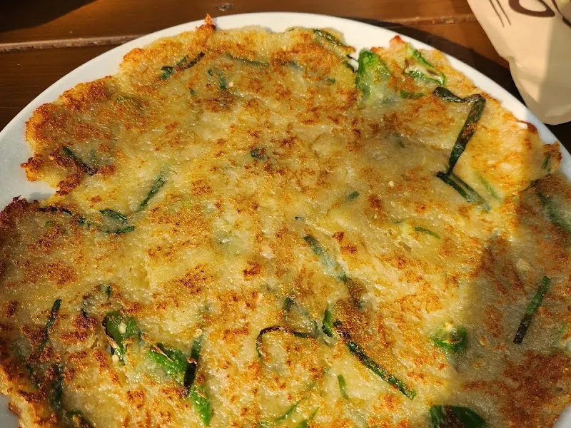 노릇하게 구워진 감자전