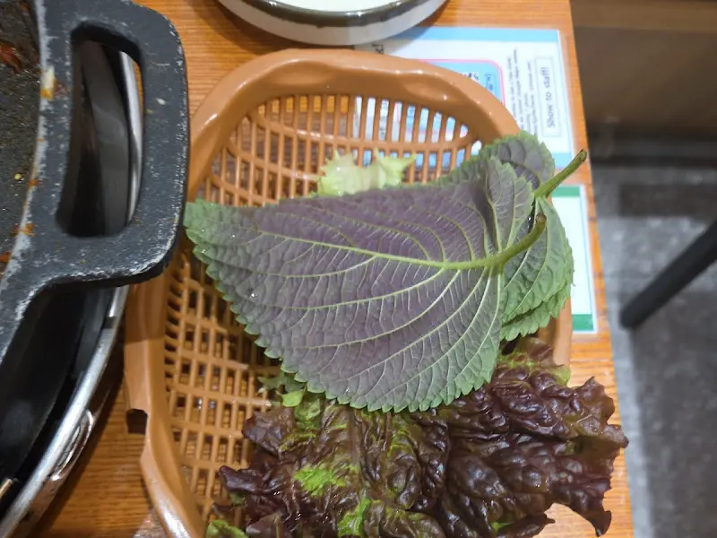 신선한 깻잎이 가득 담긴 샐러드바