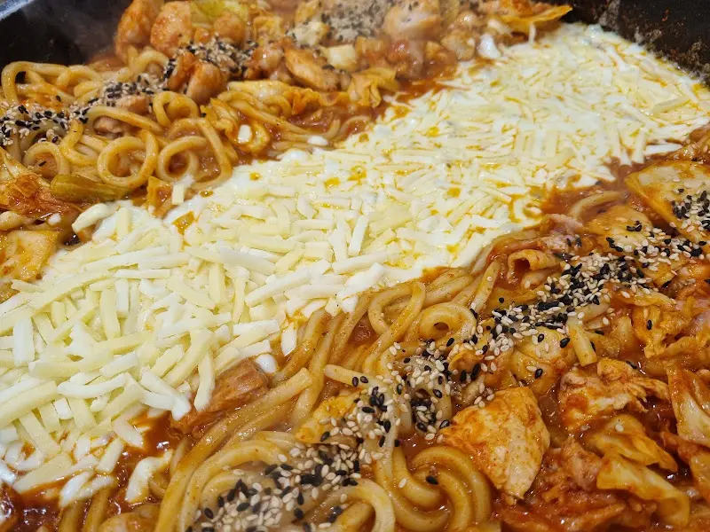 푸짐한 양의 닭갈비와 우동사리, 치즈의 조화