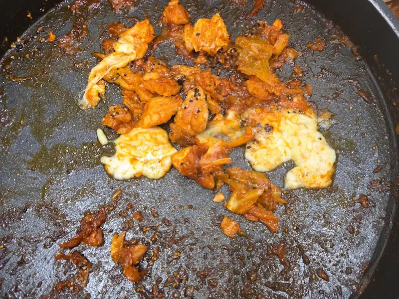 닭갈비를 볶아 먹고 남은 철판의 흔적