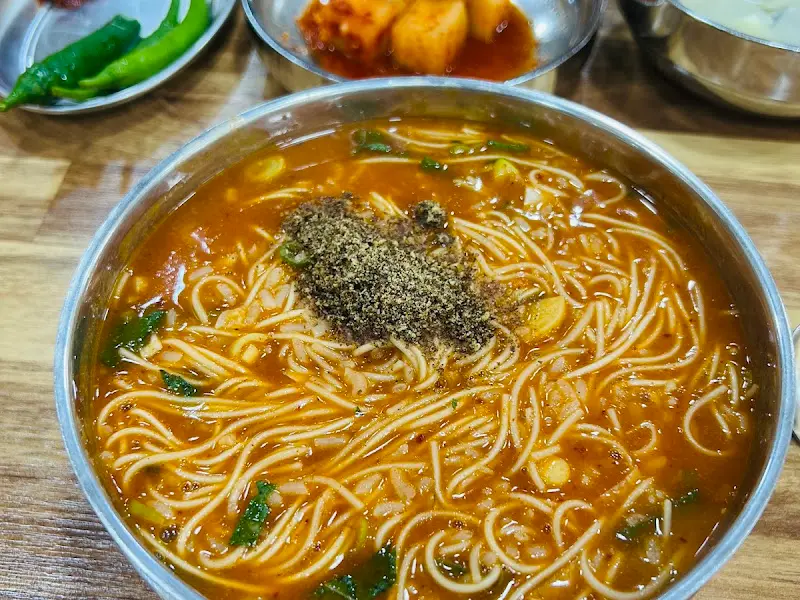 테이블 위의 어죽