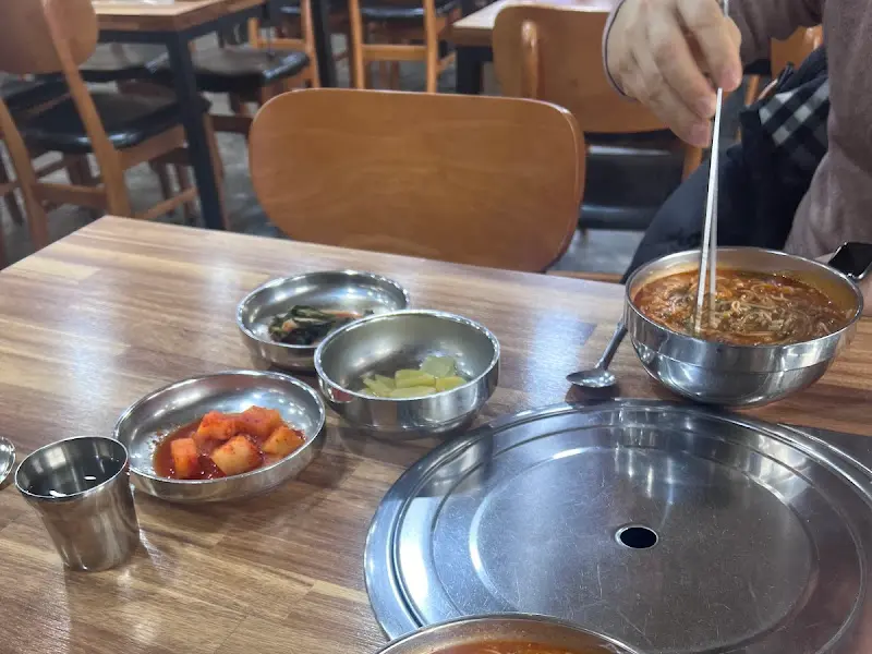 기본 반찬과 어죽