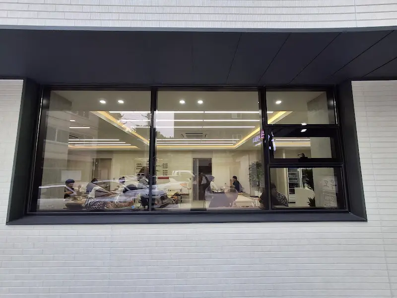 넓고 쾌적한 식당 내부