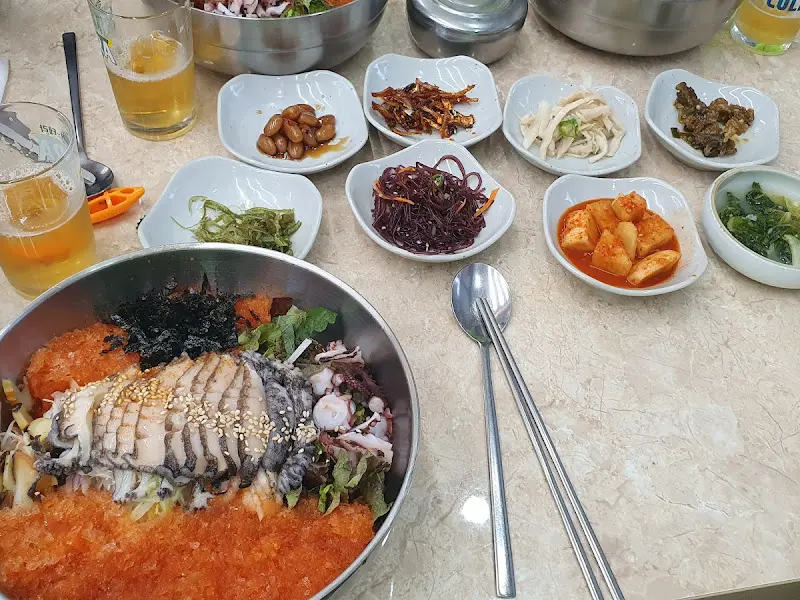 전복물회와 다양한 밑반찬