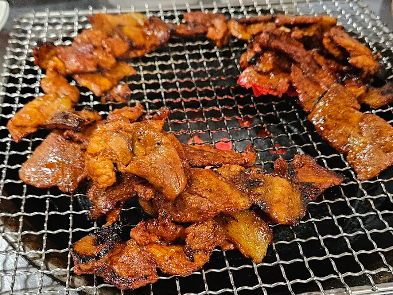 석쇠 위에서 맛있게 익어가는 뒷고기