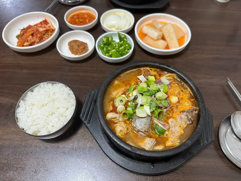 푸짐한 순대국밥 한 상