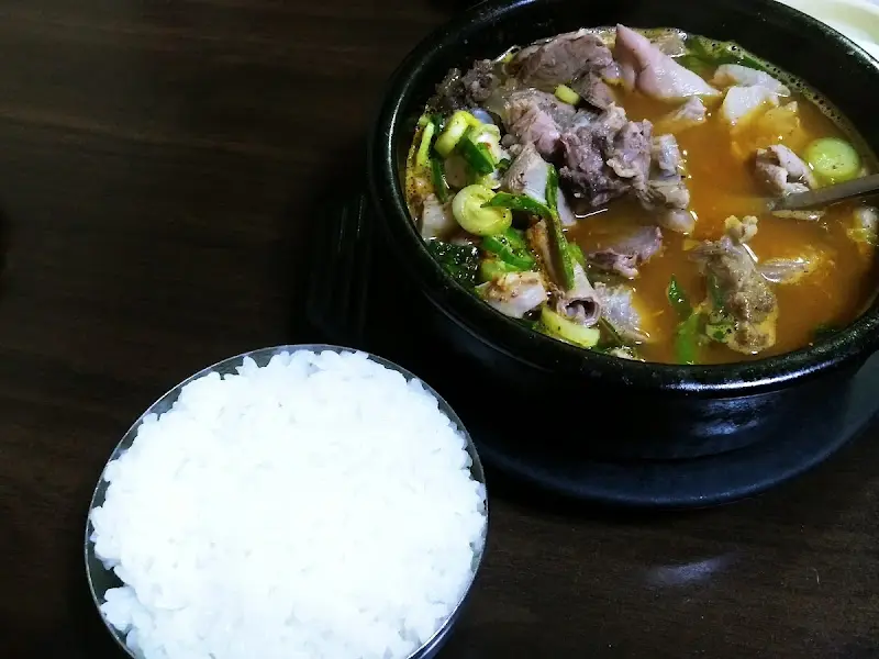 밥을 말아먹는 모습