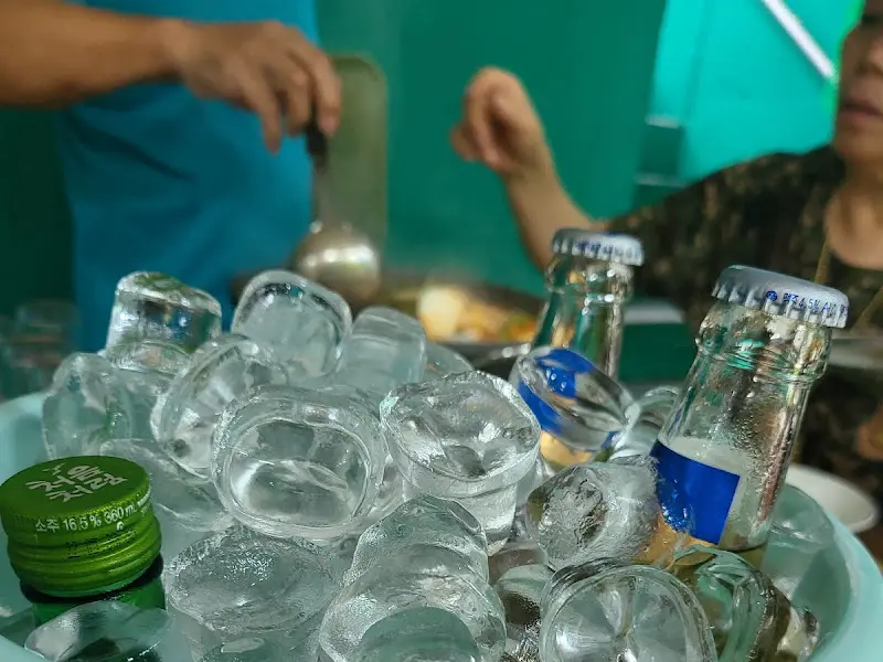 얼음통에 담긴 음료수