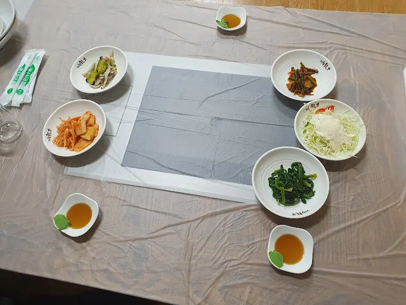 깔끔하게 차려진 밑반찬