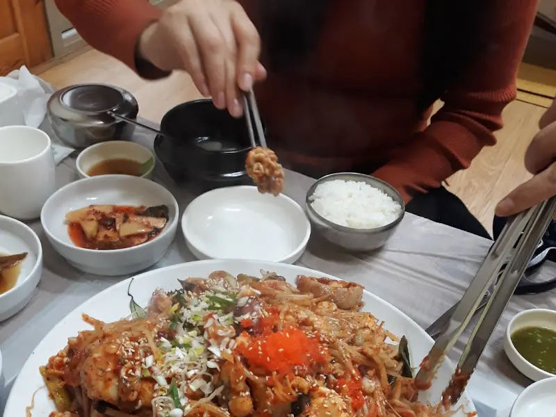 해물찜을 먹는 모습