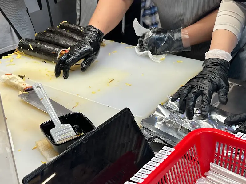 김밥 만드는 모습