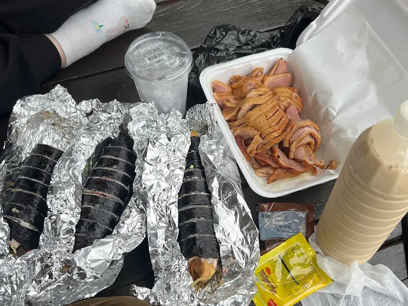 공원에서 즐기는 김밥