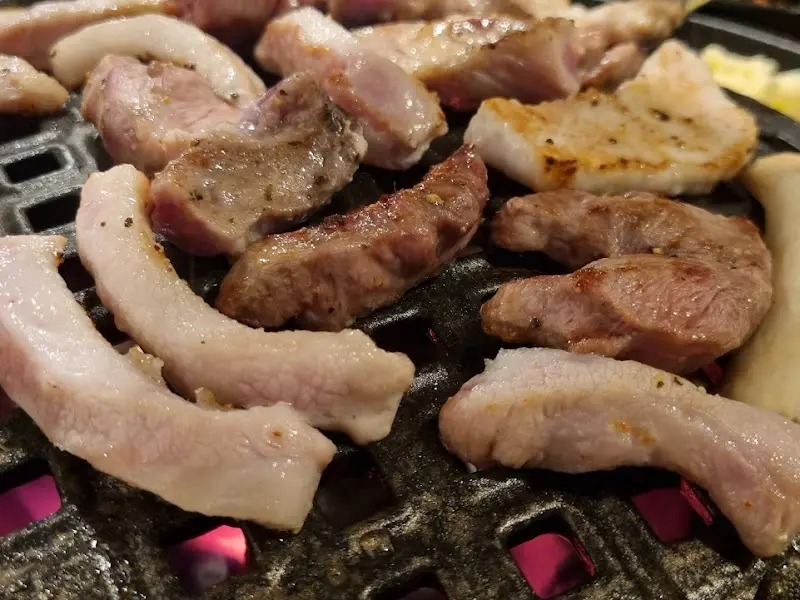 무쇠 그릴 위에서 익어가는 뒷고기