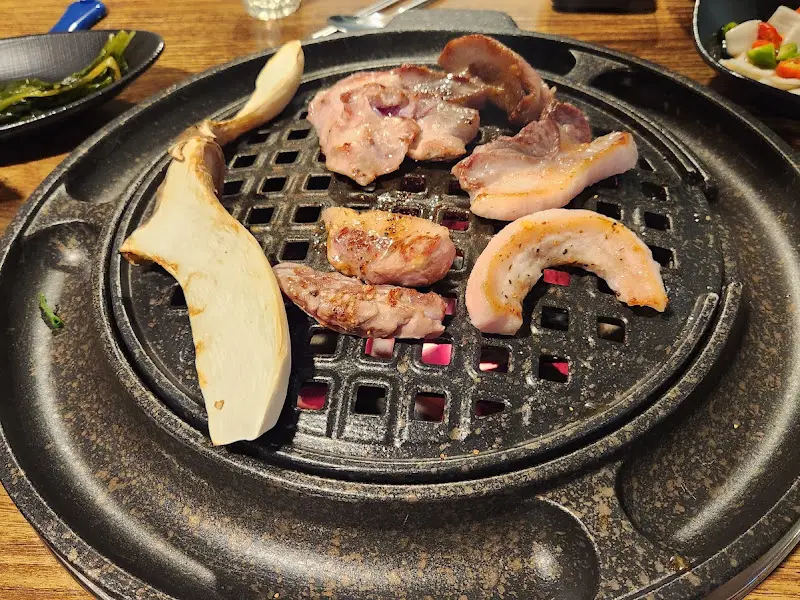 무쇠 그릴 위에서 익어가는 뒷고기