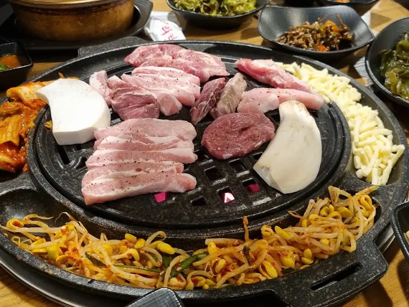 뒷고기, 버섯, 김치 등이 함께 구워지는 모습