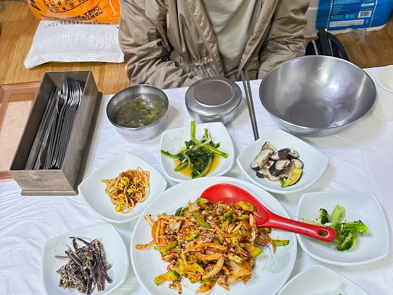 한 상 가득 차려진 바지락회무침