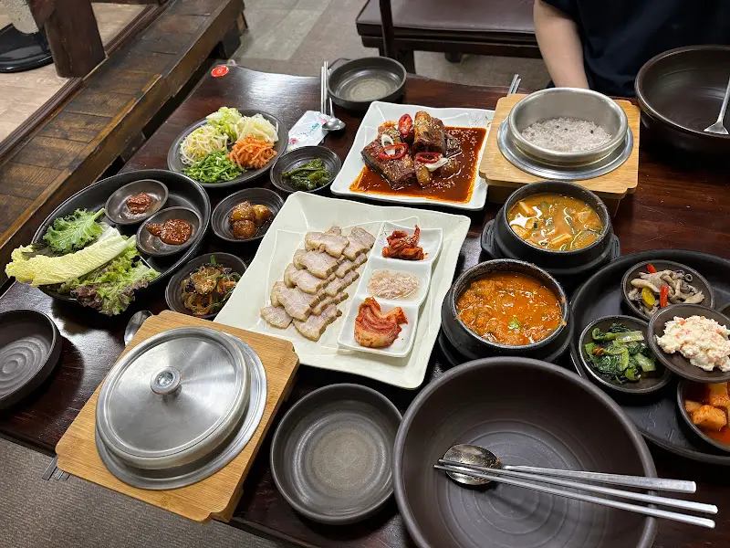 푸짐한 보쌈 청국장 정식 한 상 차림