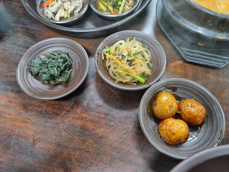 다양한 밑반찬들