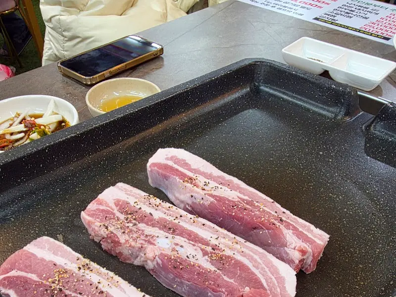 불판 위에 올려진 삼겹살