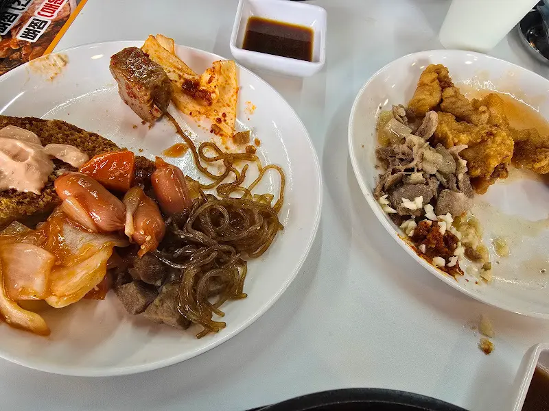 다양한 뷔페 메뉴를 담은 접시