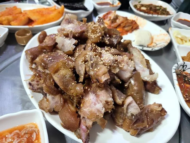 윤기가 흐르는 족발