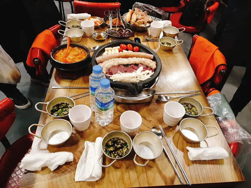 테이블 가득 차려진 곱창 한 상