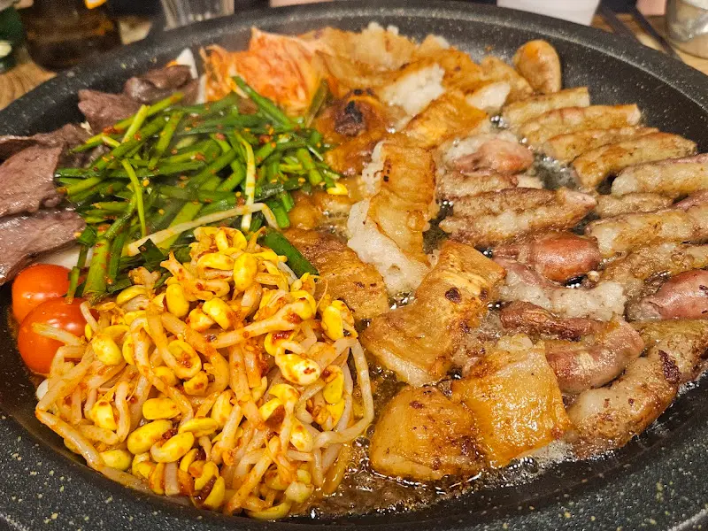 곱창, 막창, 대창, 염통이 구워지고 있는 모습