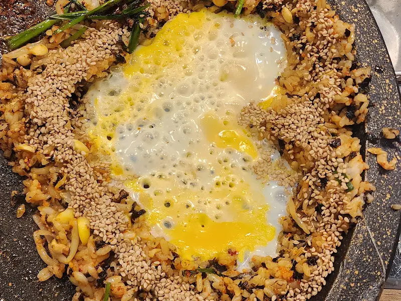 하트 모양 계란이 올라간 볶음밥