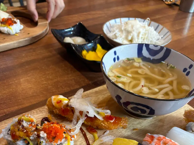 정갈하게 담긴 초밥과 곁들임