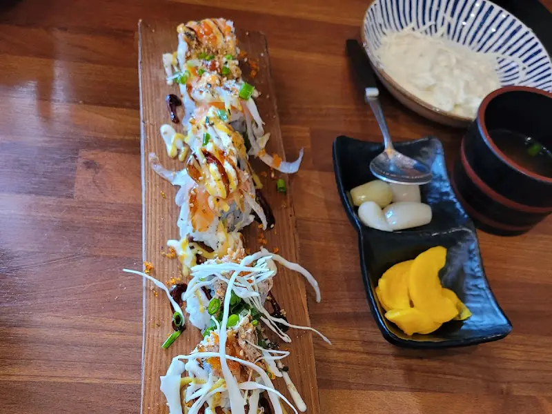 나무 도마 위에 올려진 롤 초밥