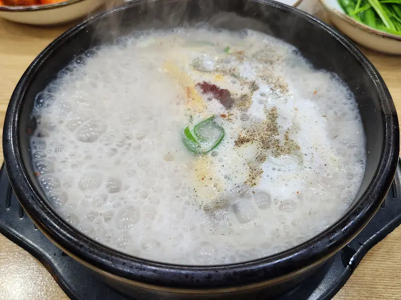 김이 모락모락 나는 순댓국