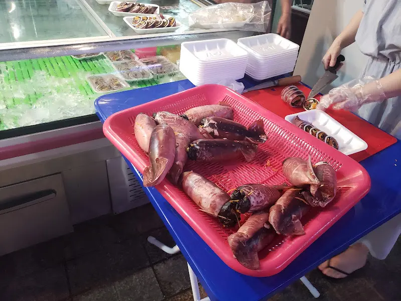 오징어 손질 모습