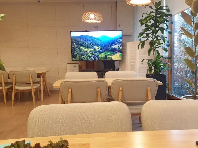 깔끔하고 정돈된 식당 내부