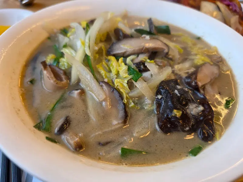 버섯과 해산물이 듬뿍 들어간 뽀얀 짬뽕