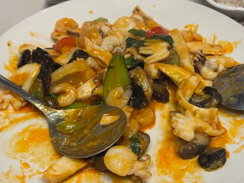 해산물이 가득한 접시