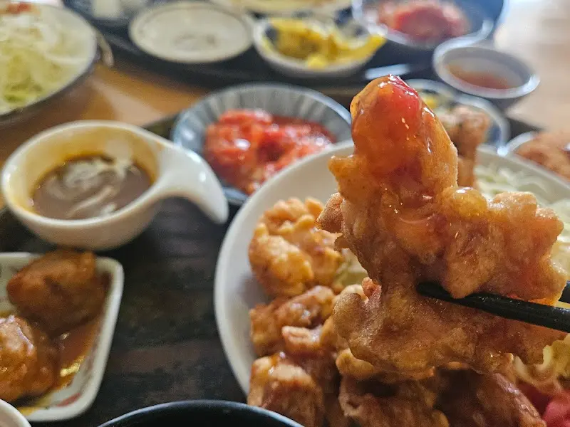 젓가락으로 집어 올린 가라아게