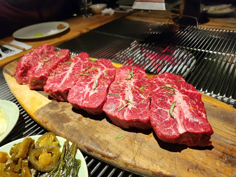 숯불 위에서 구워지는 부채살 스테이크