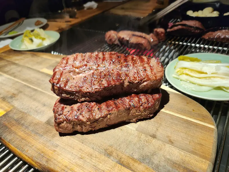 숯불 위에서 익어가는 해산물