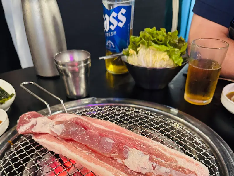 숯불 위에서 익어가는 뼈 삼겹살