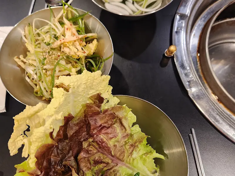 싱싱한 쌈 채소와 파채