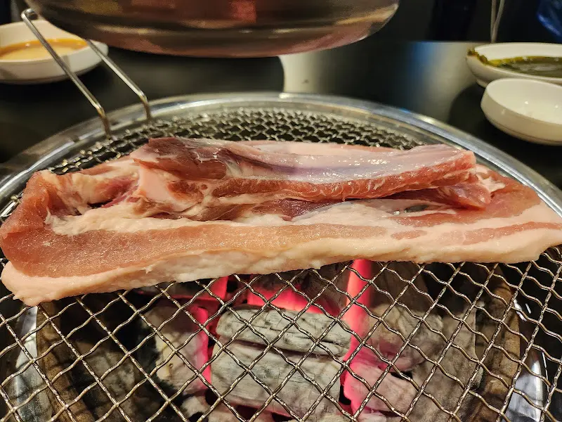 숯불 위에서 익어가는 뼈 삼겹살