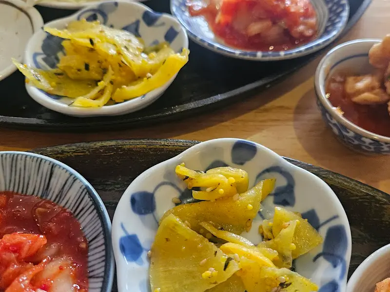 정갈하게 담긴 반찬들