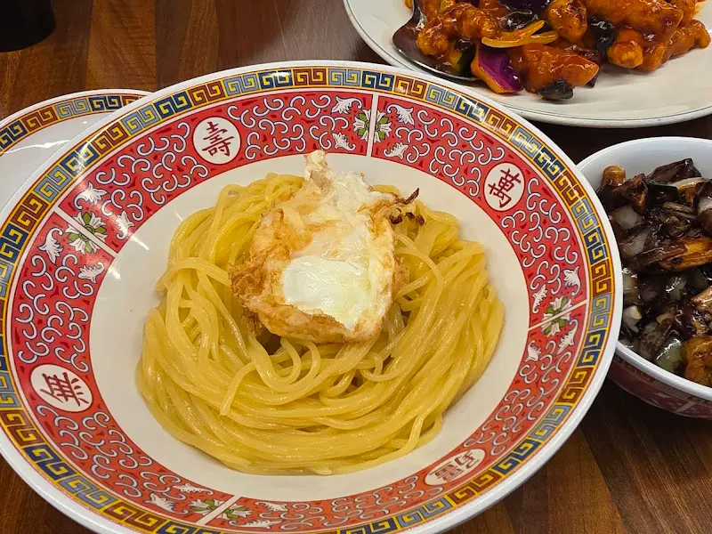 옛날 볶음밥 위에 얹어진 계란후라이