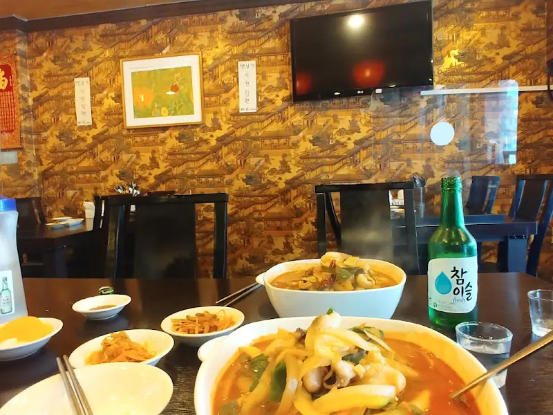 테이블 위에 놓인 삼선짬뽕과 짜사이