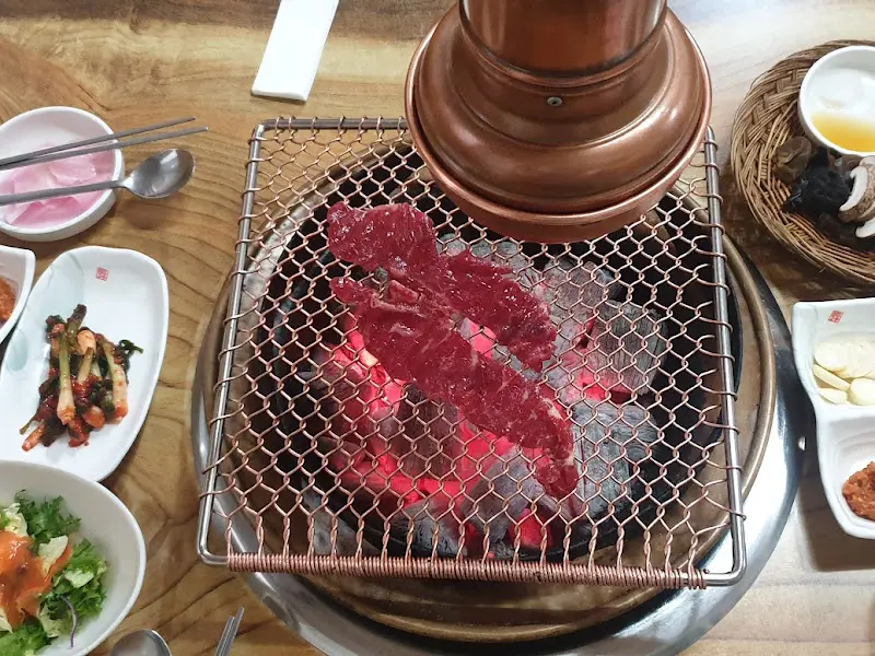 숯불 위에서 익어가는 광양불고기