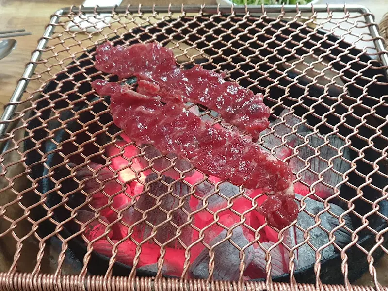 노릇하게 구워진 돼지 생갈비