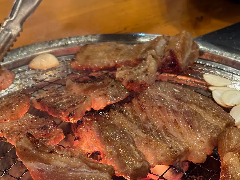 숯불 위에서 구워지는 뼈삼겹 갈비