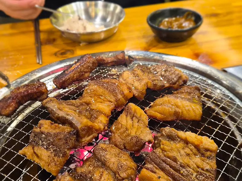 숯불 위에서 노릇노릇 구워지는 갈비