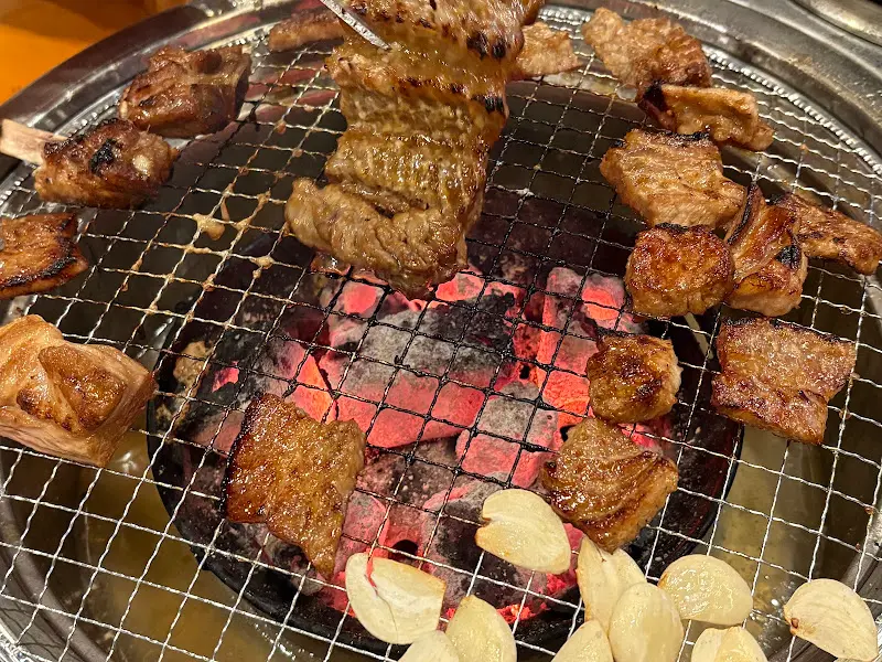 숯불에 구워진 돼지갈비